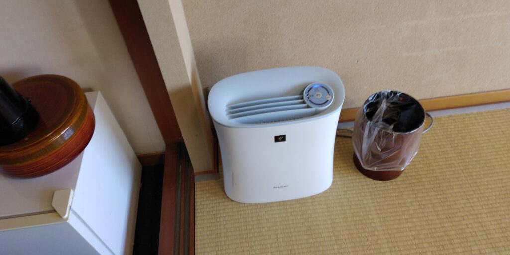 ホテル千畳の部屋にある空気清浄機の画像