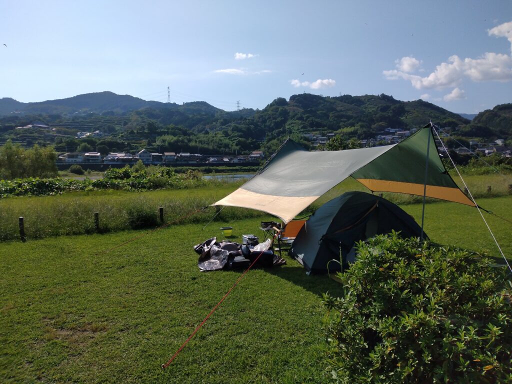 神野々緑地キャンプ場に張ったタープとテント