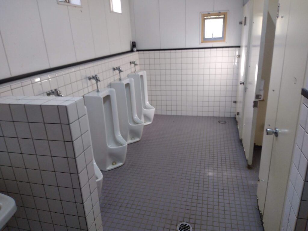 男子トイレ小便器の画像