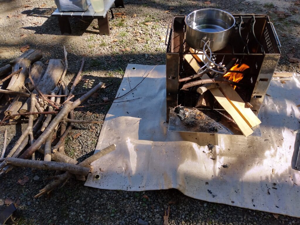 金剛緑地オートキャンプ場の落ち木で焚き火画像
