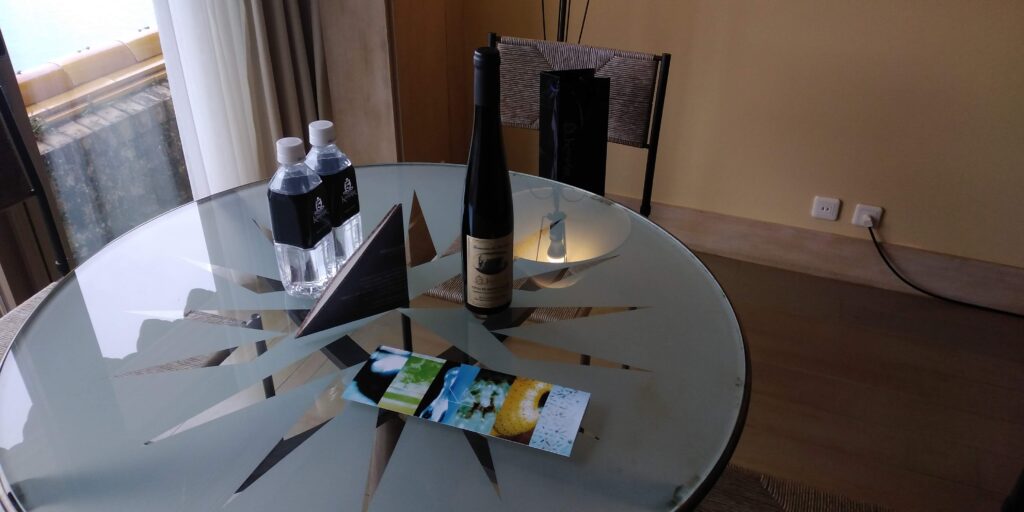 白浜温泉ホテル川久が結婚記念日の宿泊客にプレゼントするワインの画像