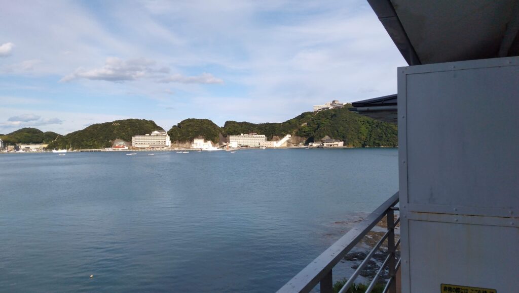 湯快リゾート越乃湯の部屋から見える南紀勝浦温泉ホテル浦島の画像