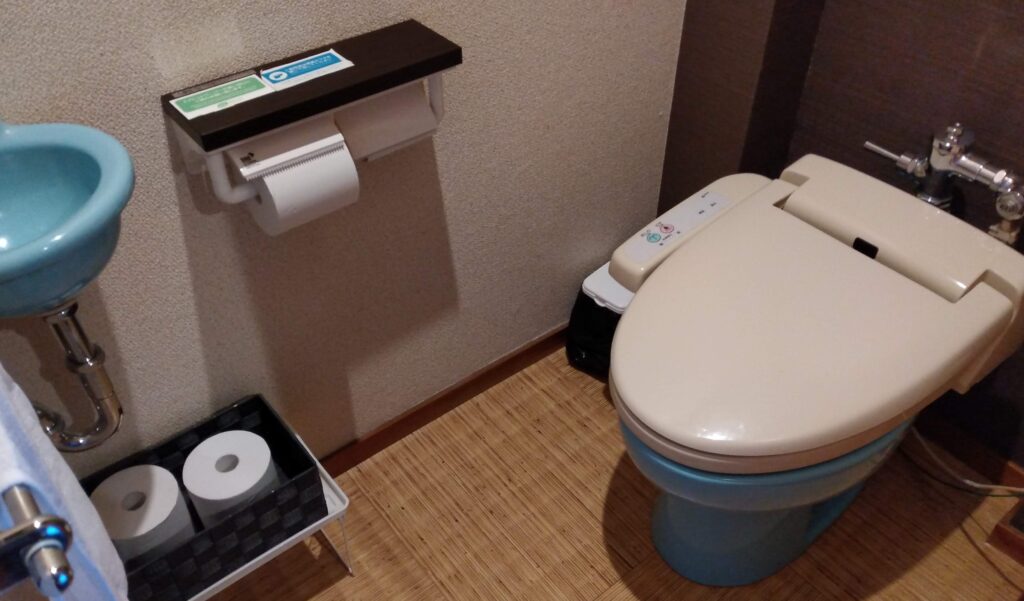 湯快リゾート越乃湯で宿泊した部屋にある洋式トイレの画像