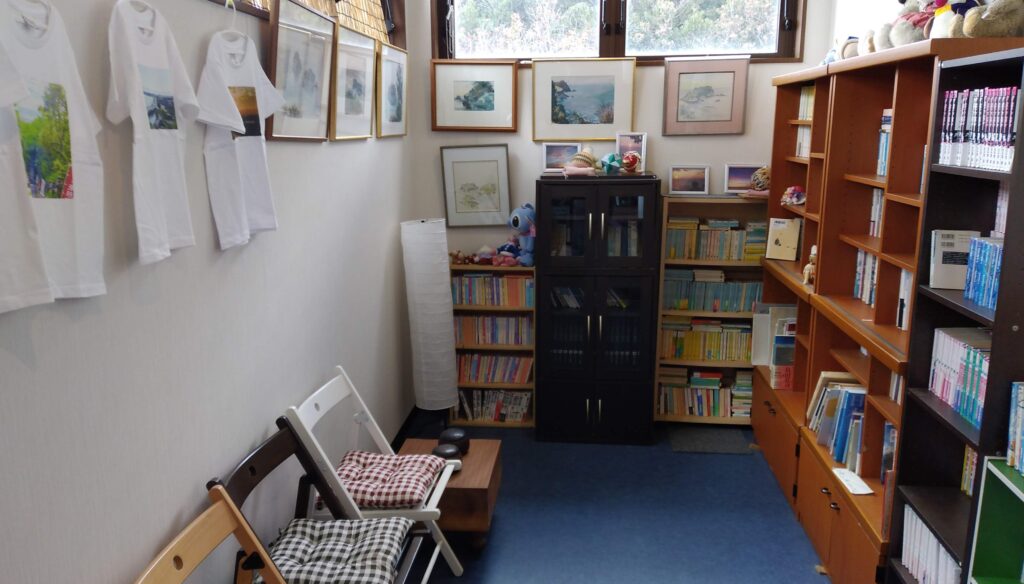 双子島荘のロビーに本棚の画像