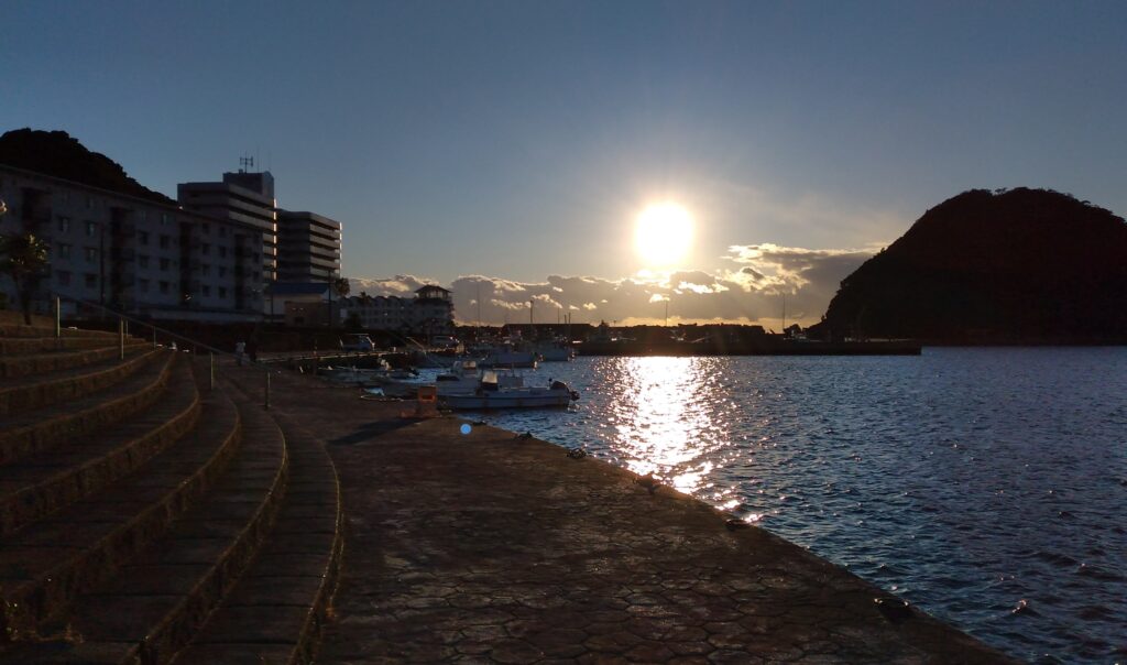 サンセットすさみ前の漁港に沈む夕日の画像